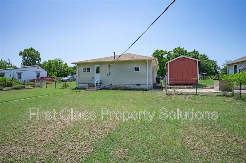 211 E 2nd St - Photo 7 of 29