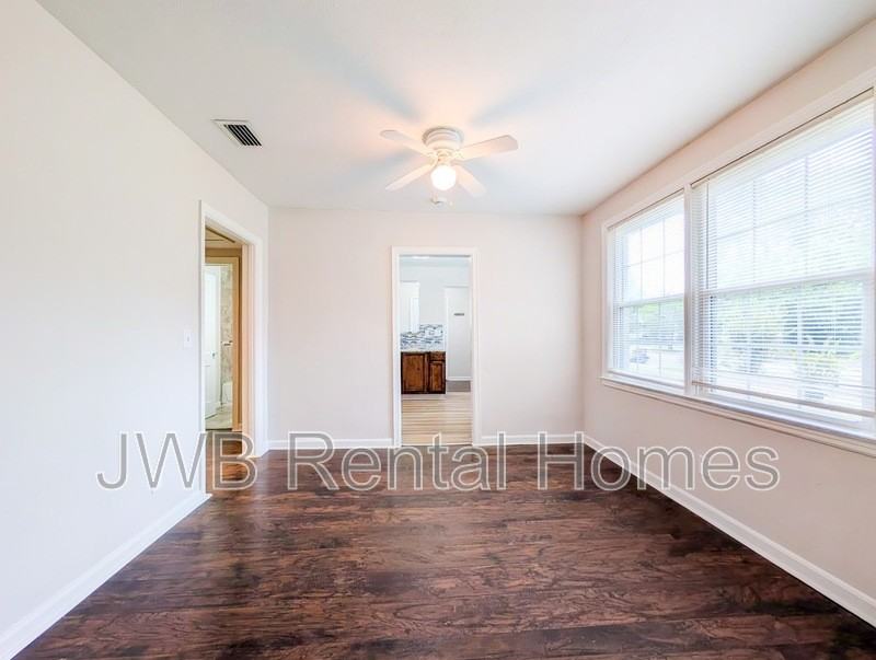 4305 Springfield Blvd - Photo 4 of 17