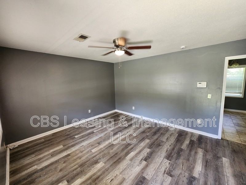 1406 Jackson Dr - Photo 4 of 20