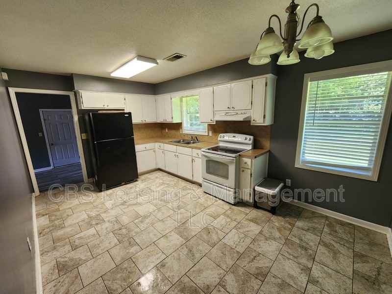 1406 Jackson Dr - Photo 5 of 20