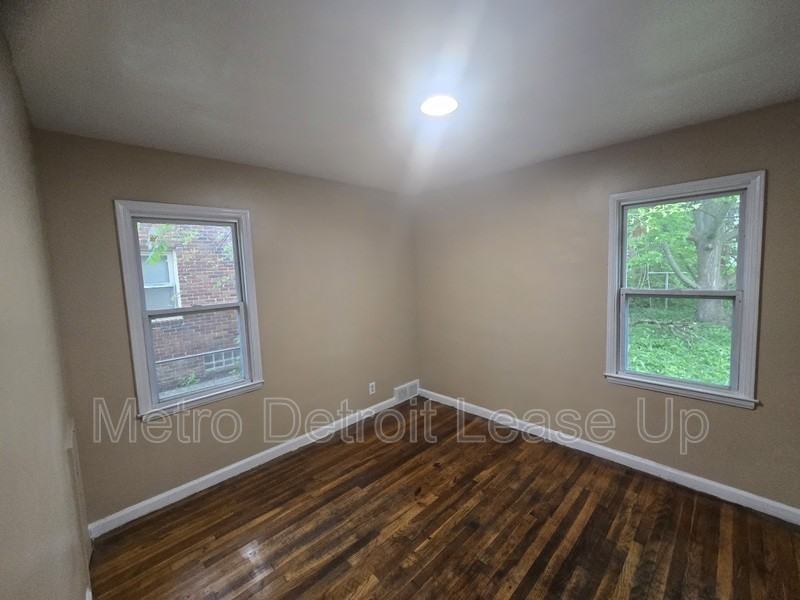 11035 Worden St - Photo 6 of 13