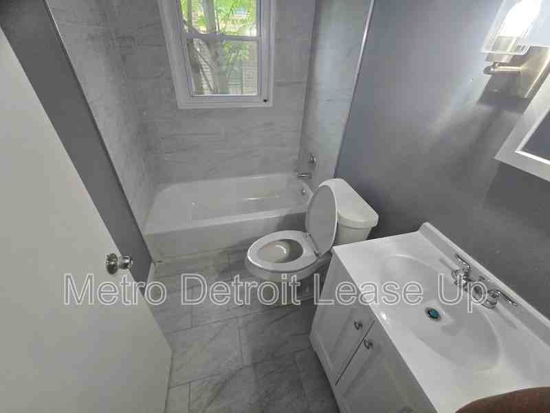 11035 Worden St - Photo 7 of 13