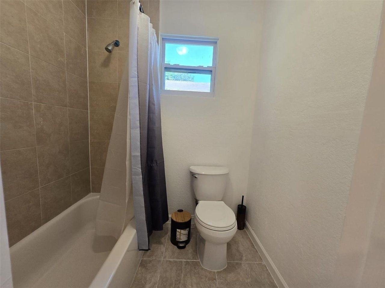 1437 Nw 70th St - Photo 2 of 13