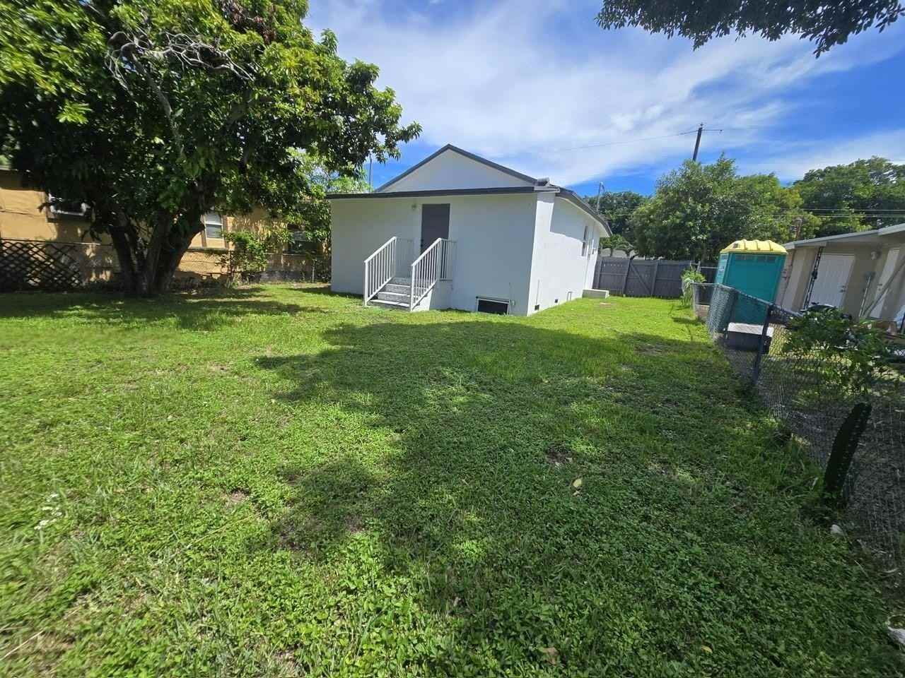 1437 Nw 70th St - Photo 5 of 13