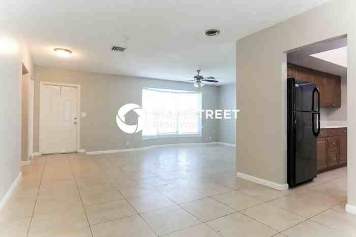 4220 Nw 23rd St - Photo 4 of 16