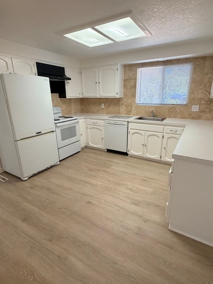 6789 Larson Ave - Photo 2 of 22