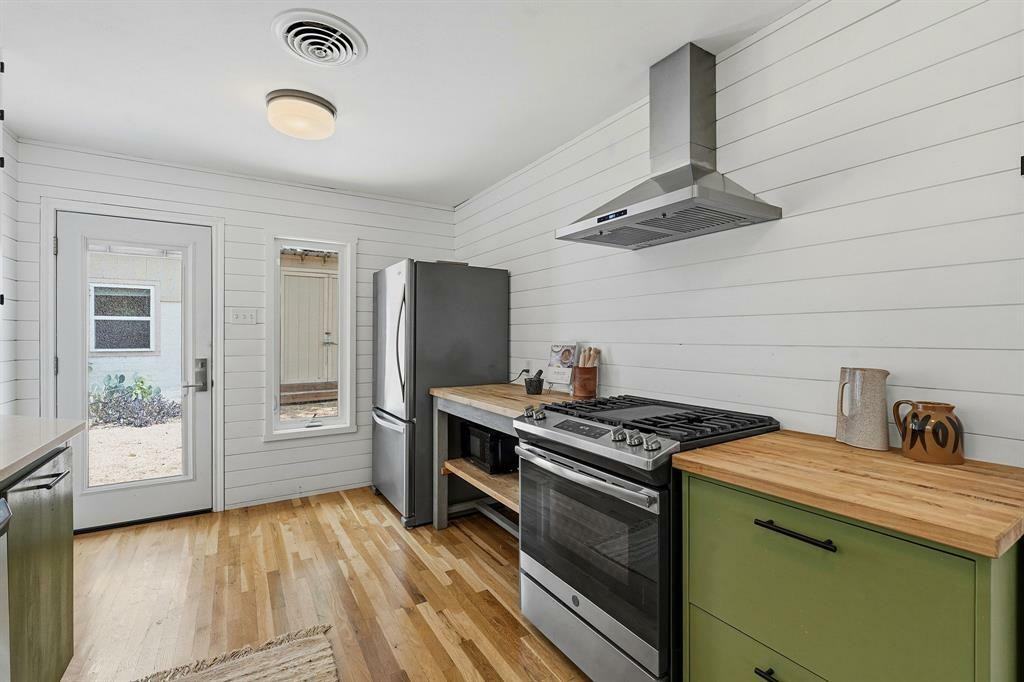 900 Stark St - Photo 7 of 25