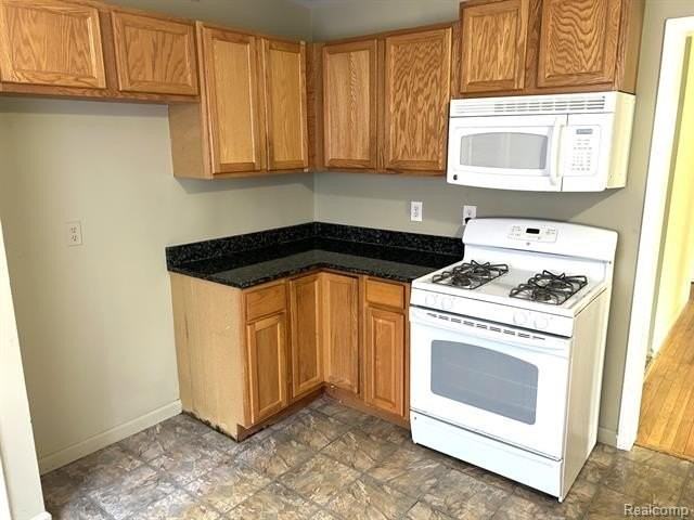 24020 Condon St - Photo 3 of 15