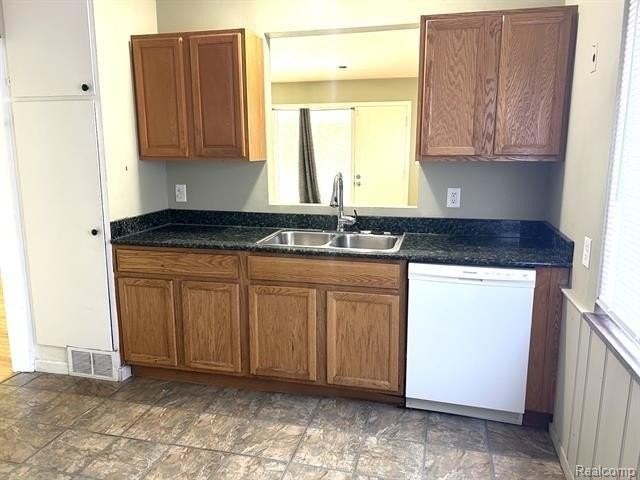 24020 Condon St - Photo 4 of 15