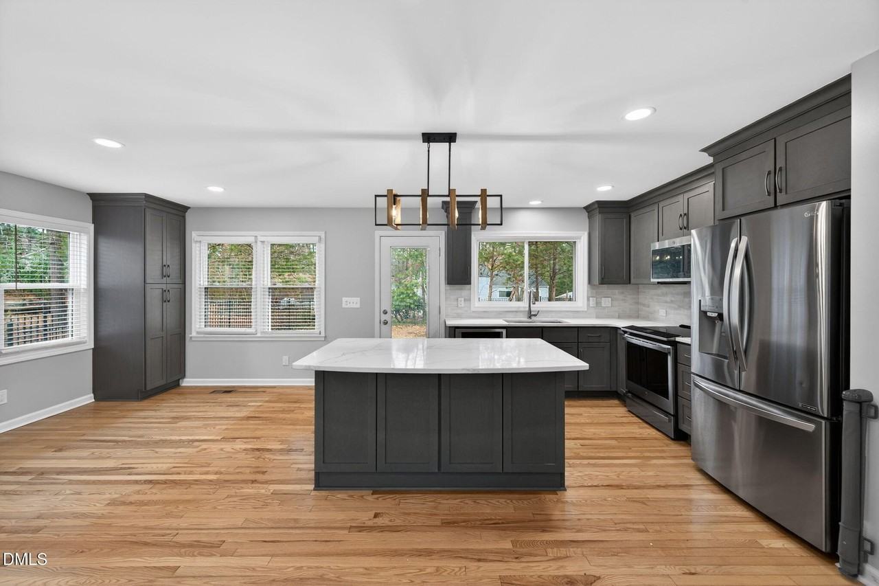 1112 Stonehedge Ave - Photo 3 of 50