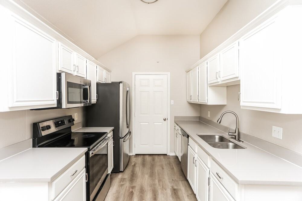 822 Astaire Ave - Photo 6 of 15