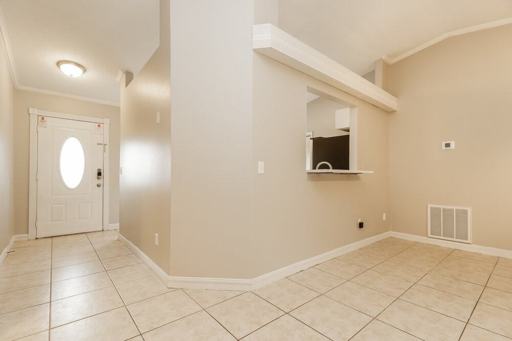 2702 Woodstream Cir - Photo 5 of 16