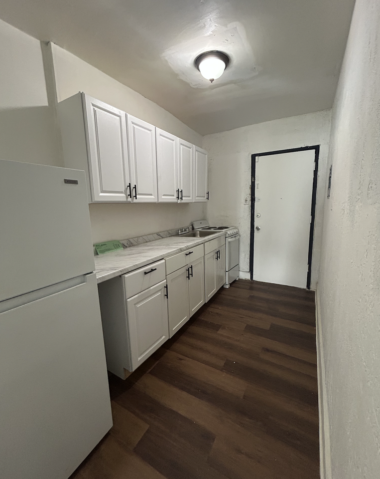 614 1st St S #B - Photo 3 of 6