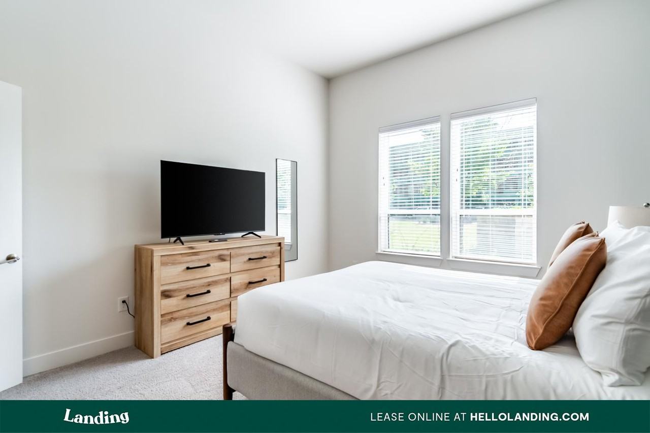 15201 Pleasant Ridge Way - Photo 4 of 50