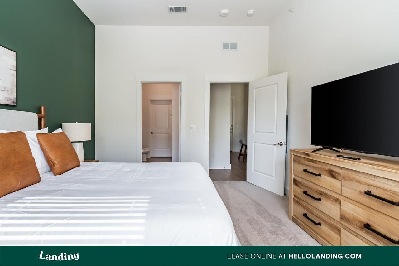 15201 Pleasant Ridge Way - Photo 6 of 50