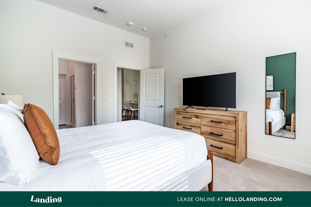 15201 Pleasant Ridge Way - Photo 7 of 50