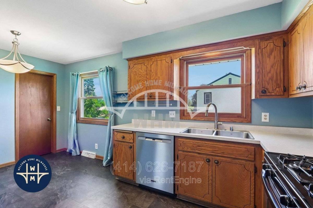 3559 S 33rd St - Photo 3 of 10