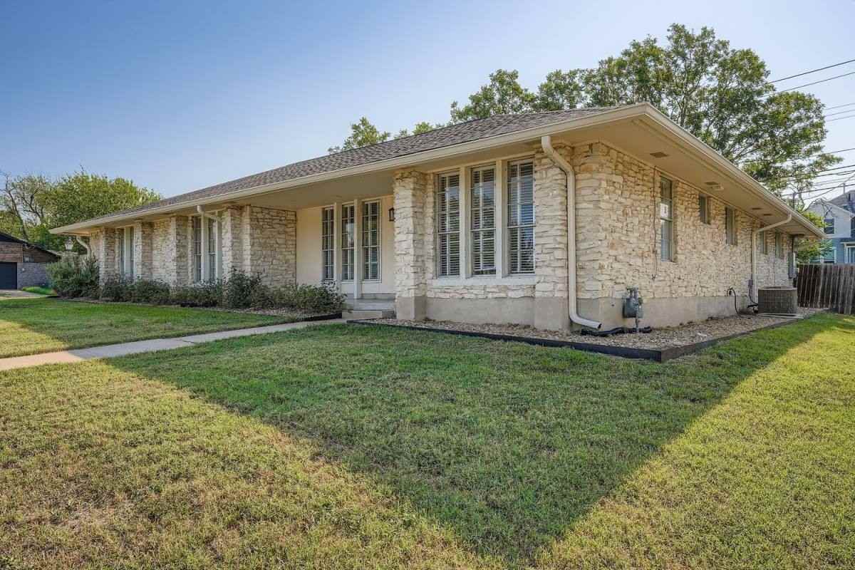 5313 Basswood Ln - Photo 3 of 10