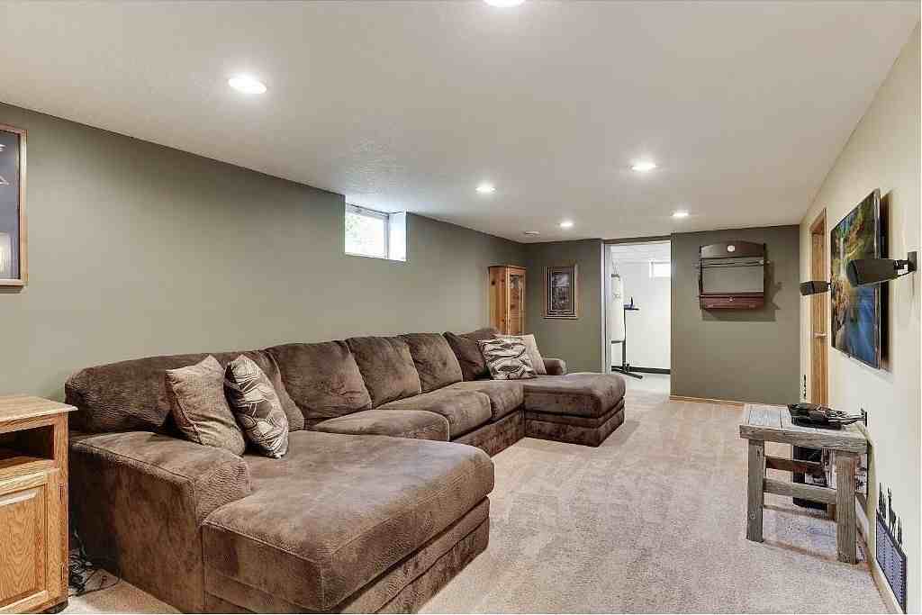 10682 Jefferson St Ne - Photo 3 of 16