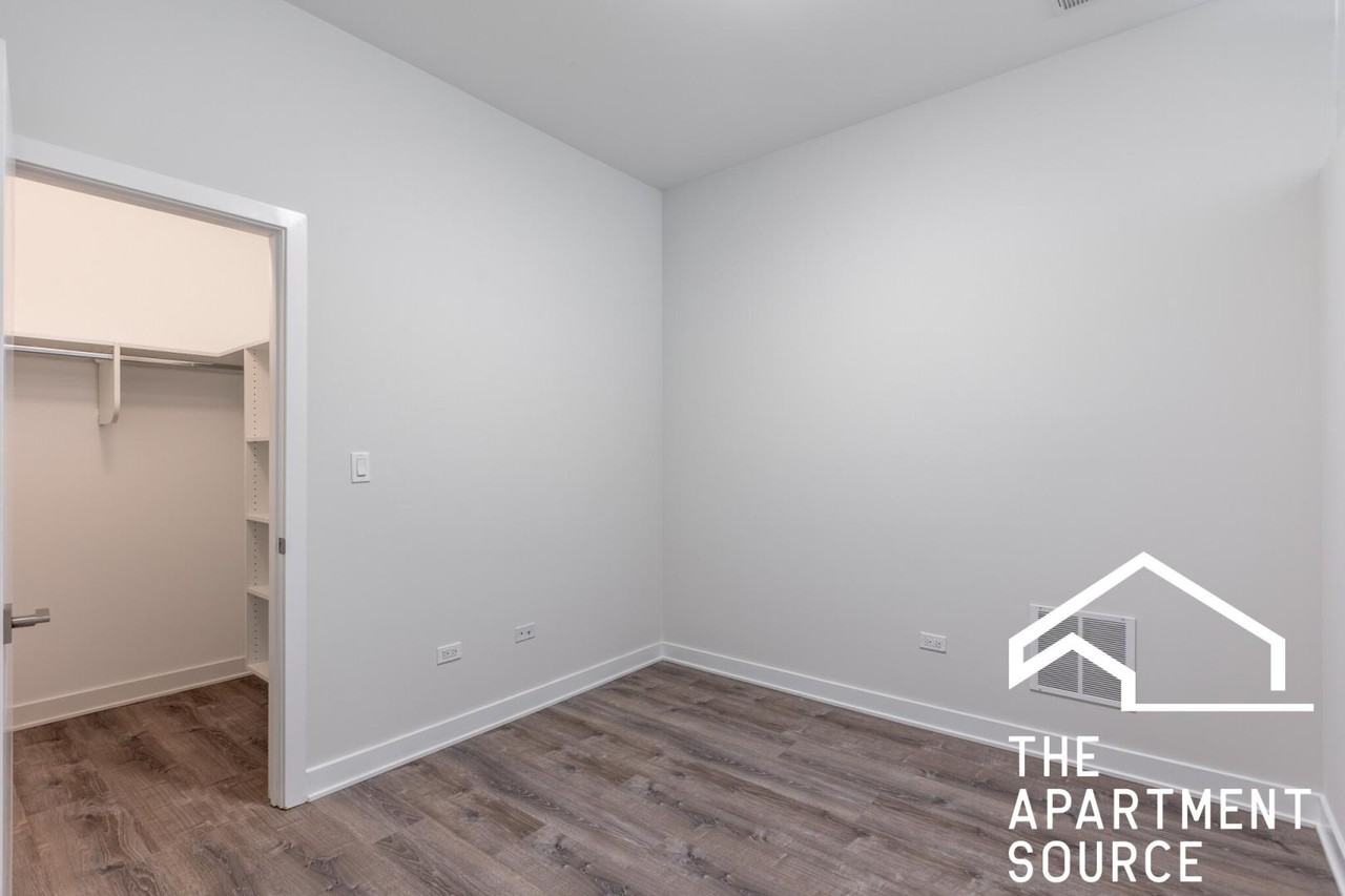 2247 W Lawrence Ave #2 - Photo 5 of 27