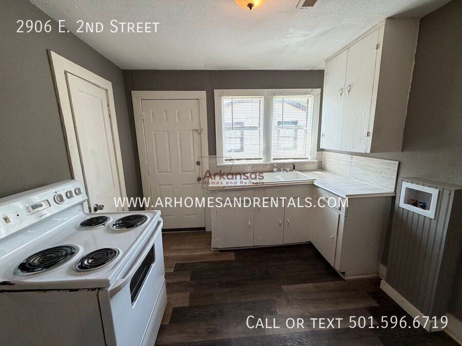 2906 E 2nd St - Photo 5 of 14