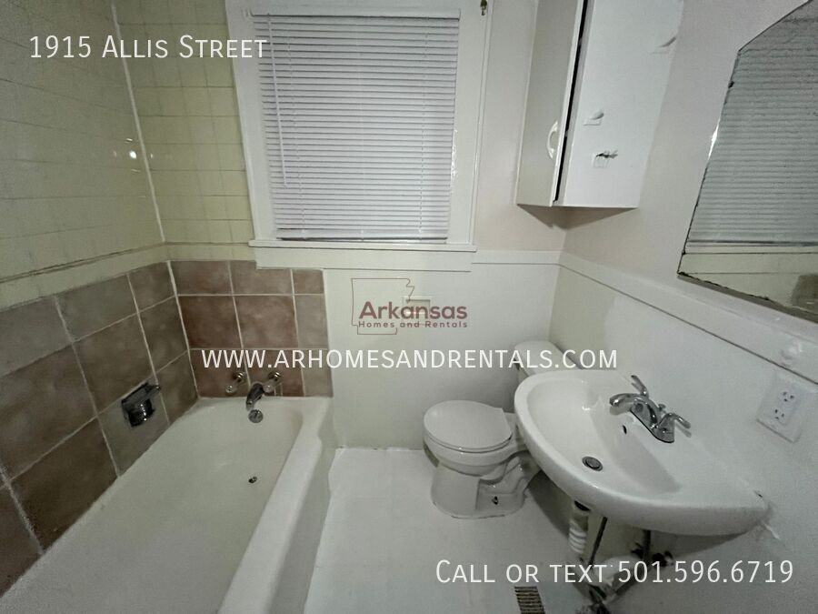 1915 Allis St - Photo 6 of 9