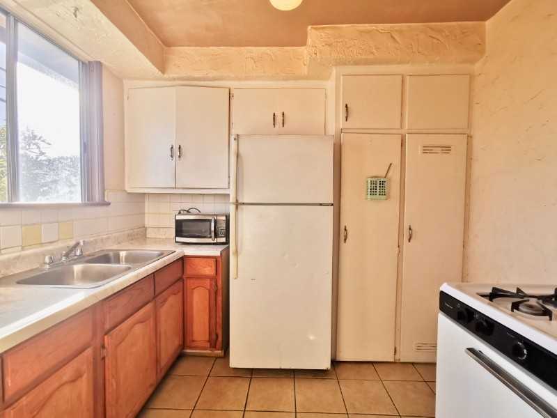 2020 Cloverfield Blvd #5B2 - Photo 4 of 11