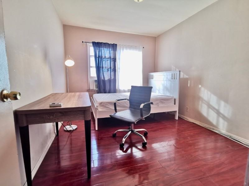 2020 Cloverfield Blvd #5B2 - Photo 6 of 11
