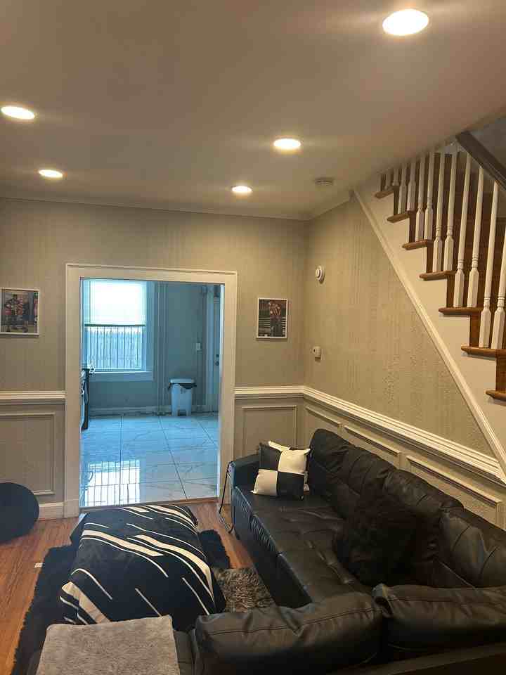 222 N Ellwood Ave - Photo 4 of 18