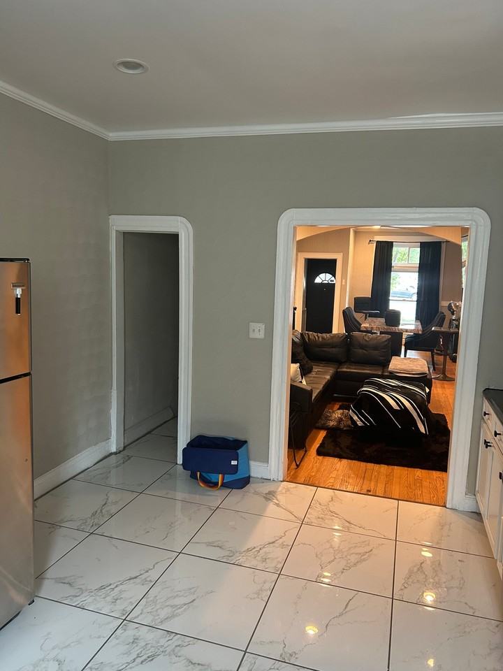 222 N Ellwood Ave - Photo 7 of 18