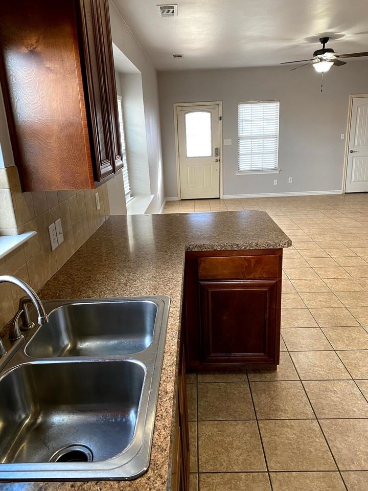 904 Parkplace Rdg #906 - Photo 3 of 16