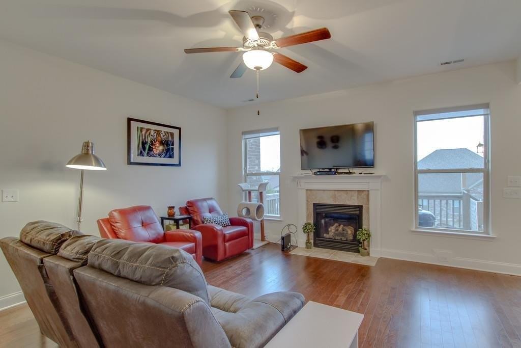 422 Tamarac Dr - Photo 4 of 11