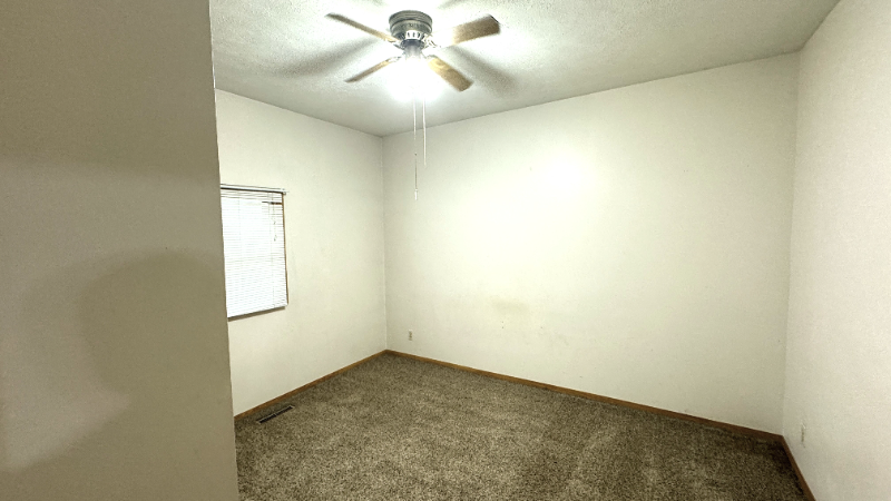 406 S Chicago Ave - Photo 4 of 17