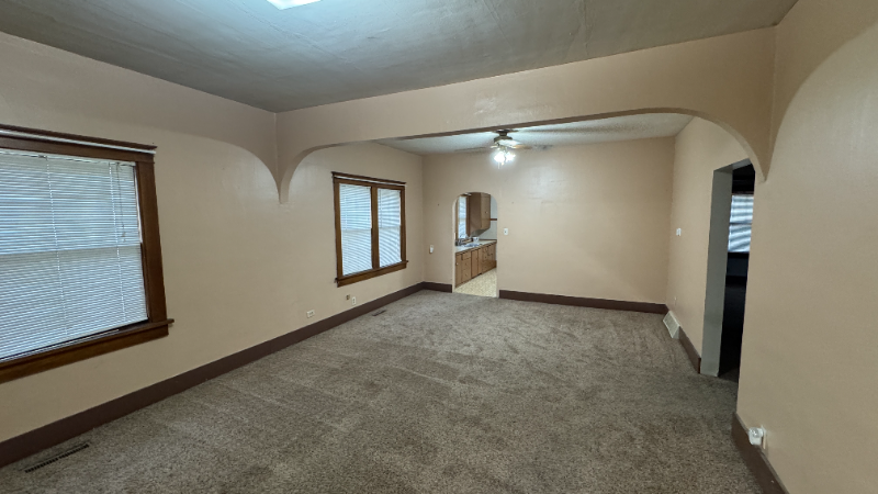 406 S Chicago Ave - Photo 5 of 17