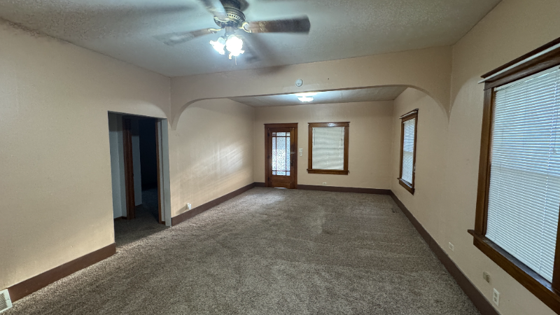 406 S Chicago Ave - Photo 6 of 17