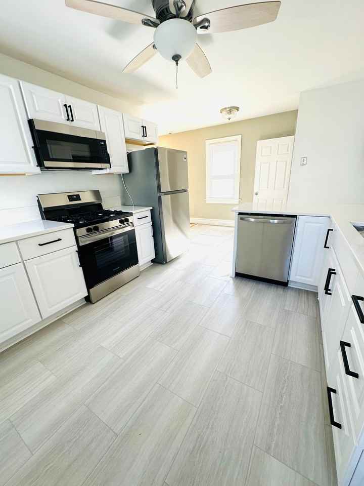 310 W Scott St #A - Photo 3 of 22