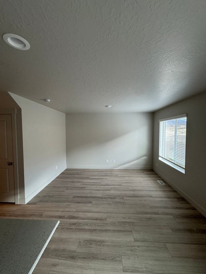 4023 S Woodland Ave - Photo 4 of 16