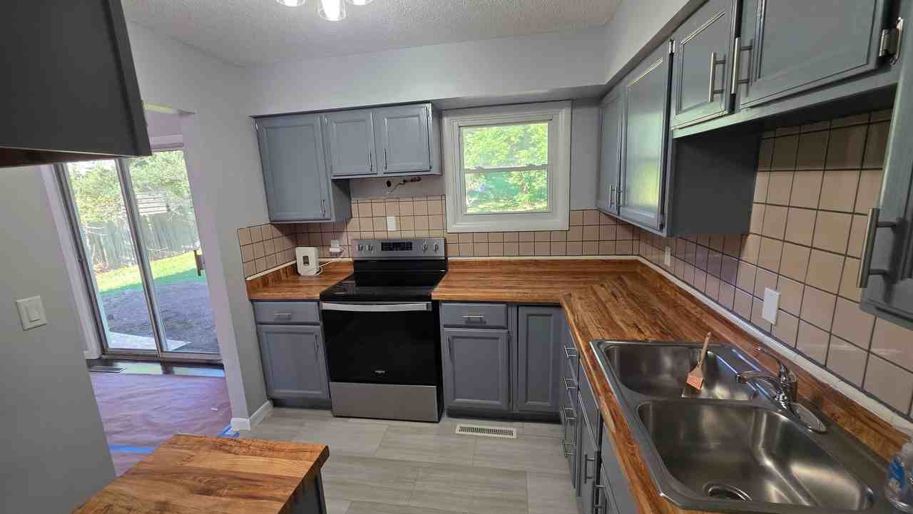 10121 Hardesty Ave - Photo 3 of 9