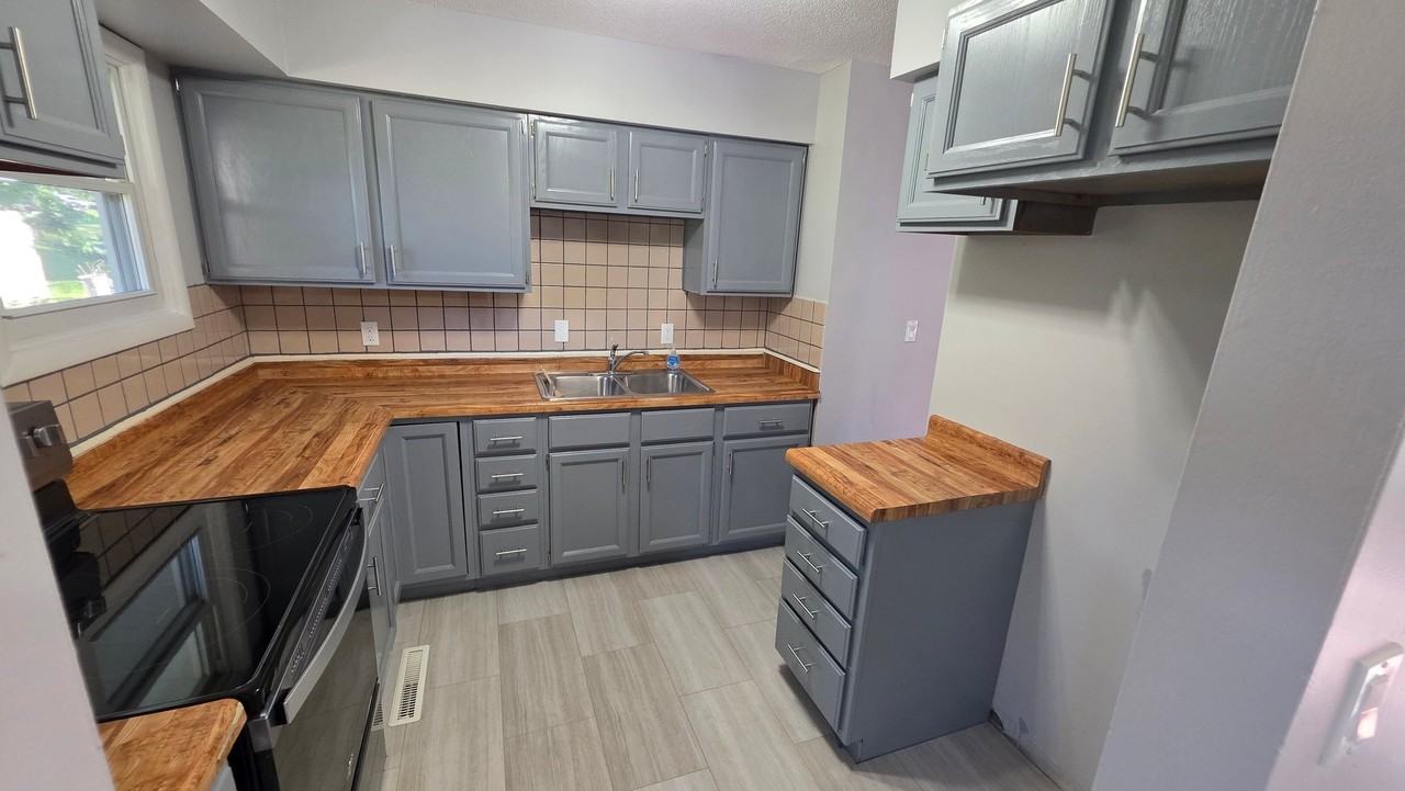 10121 Hardesty Ave - Photo 4 of 9