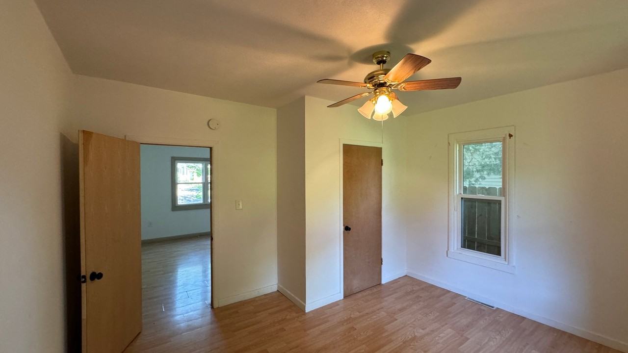 417 S Chicago Ave - Photo 3 of 12