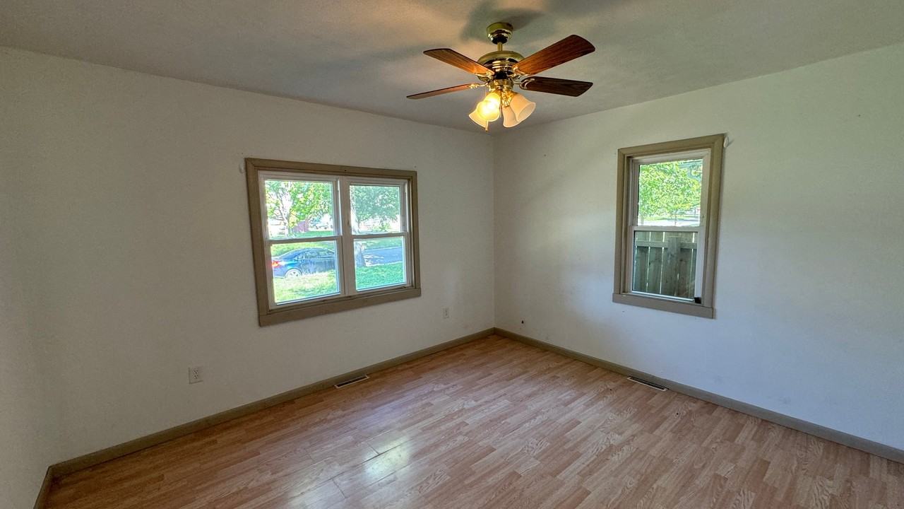 417 S Chicago Ave - Photo 4 of 12