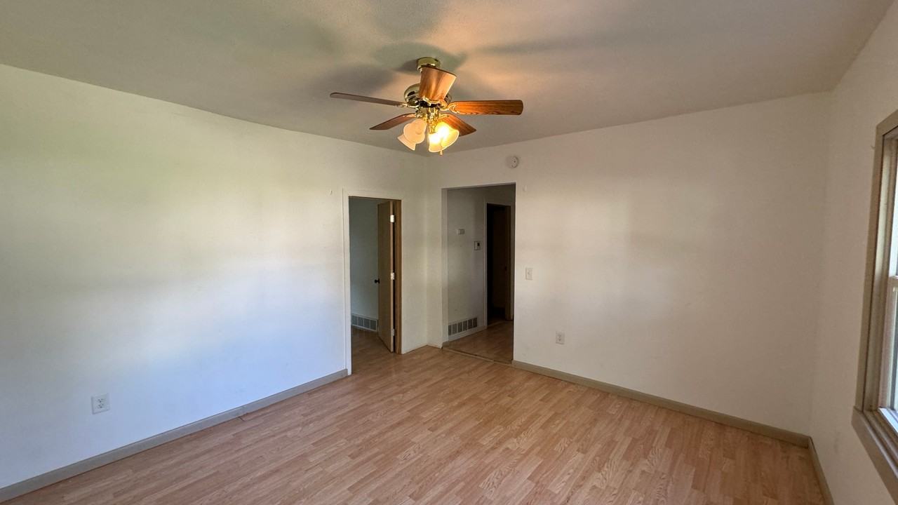417 S Chicago Ave - Photo 5 of 12