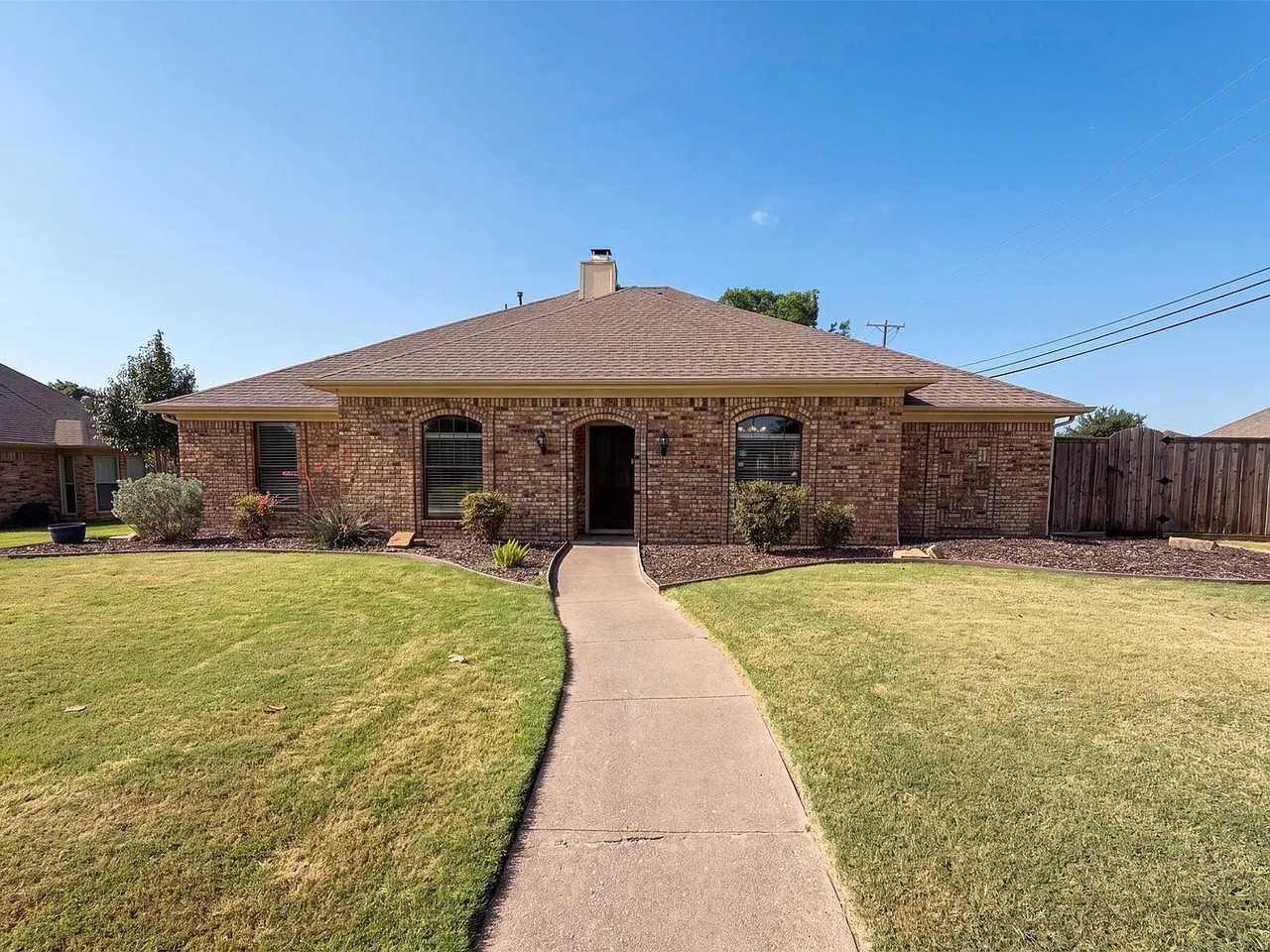 3032 Laguna Dr - Photo 2 of 14