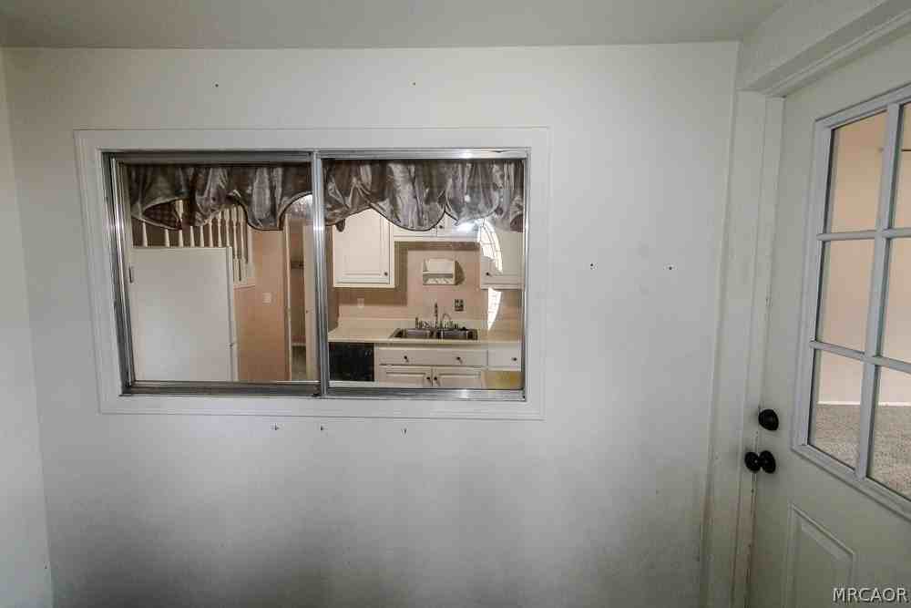 870 Ash Ln - Photo 4 of 40