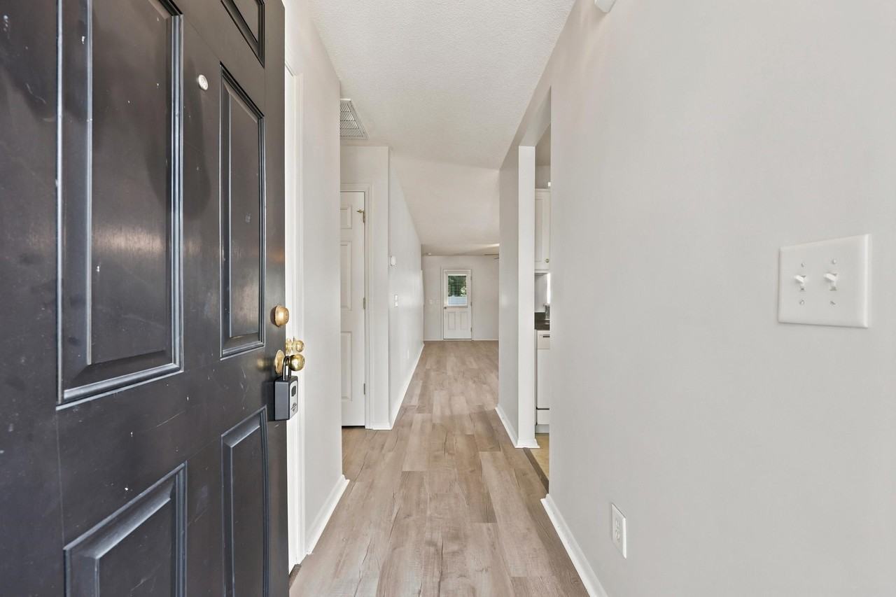 914 Bur Oak Ct - Photo 3 of 33
