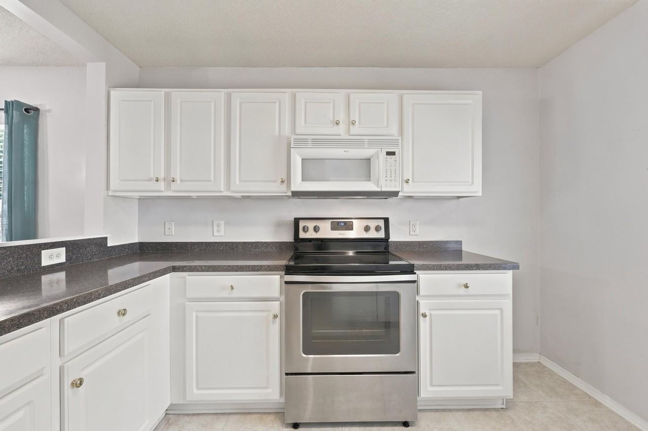 914 Bur Oak Ct - Photo 5 of 33