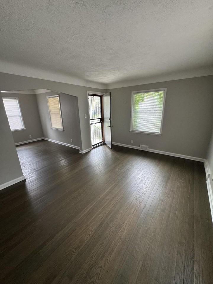8272 Roselawn St - Photo 2 of 9