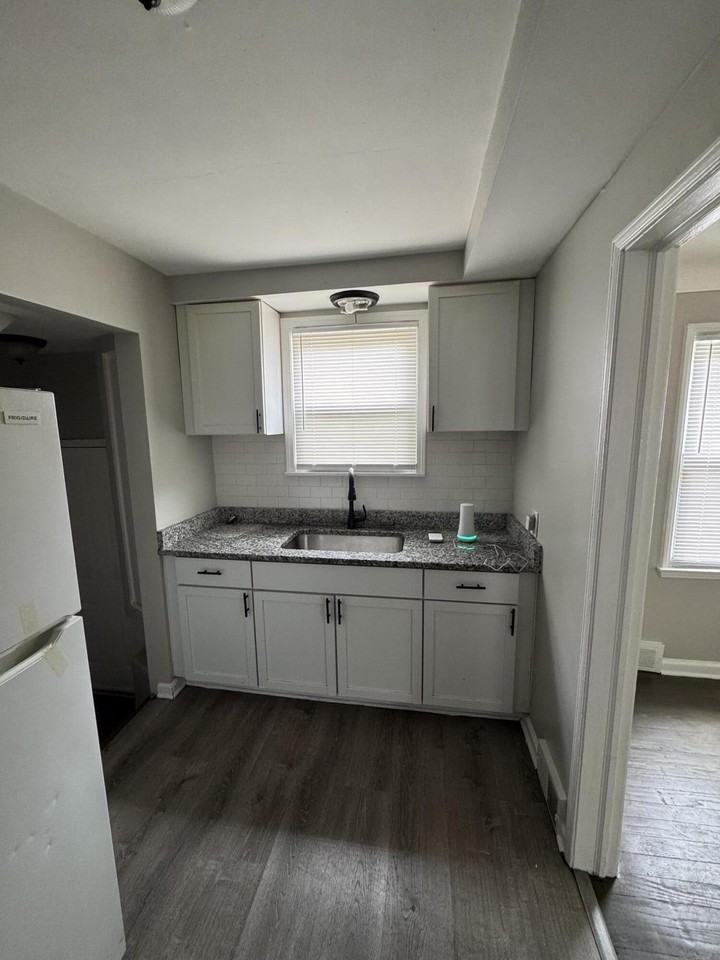8272 Roselawn St - Photo 4 of 9