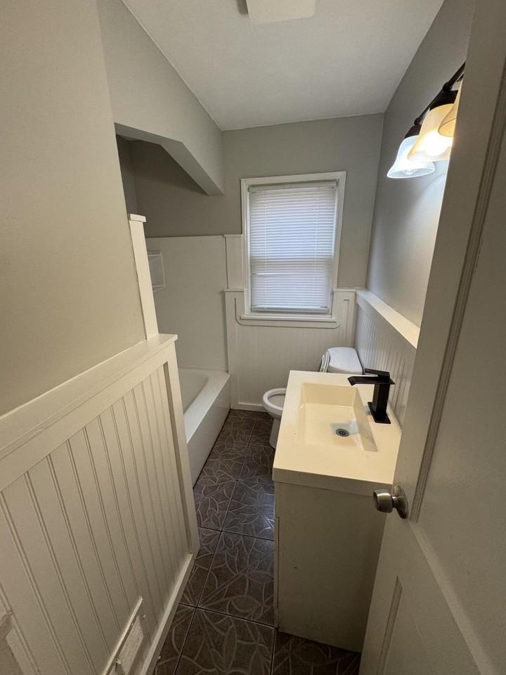8272 Roselawn St - Photo 5 of 9