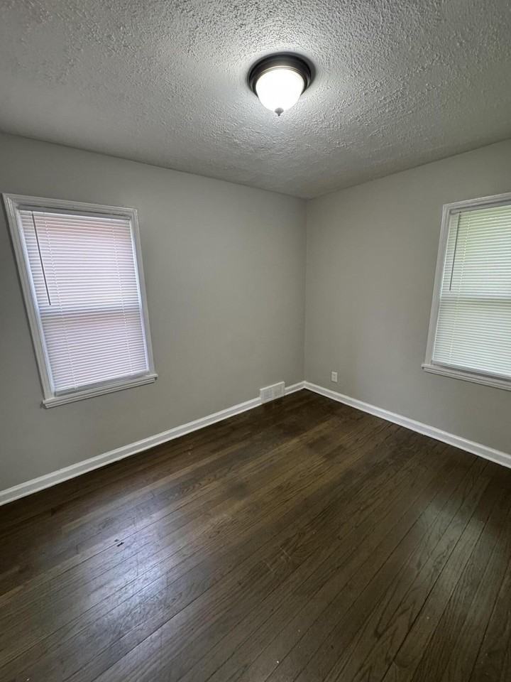 8272 Roselawn St - Photo 6 of 9